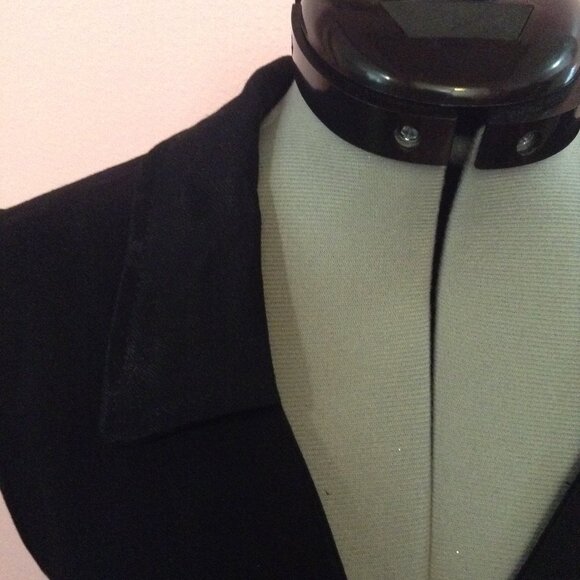 Collared Button-Up Sleeveless Blouse w. Mother-of-Pearl Buttons & Ties at Back - Picture 2 of 5